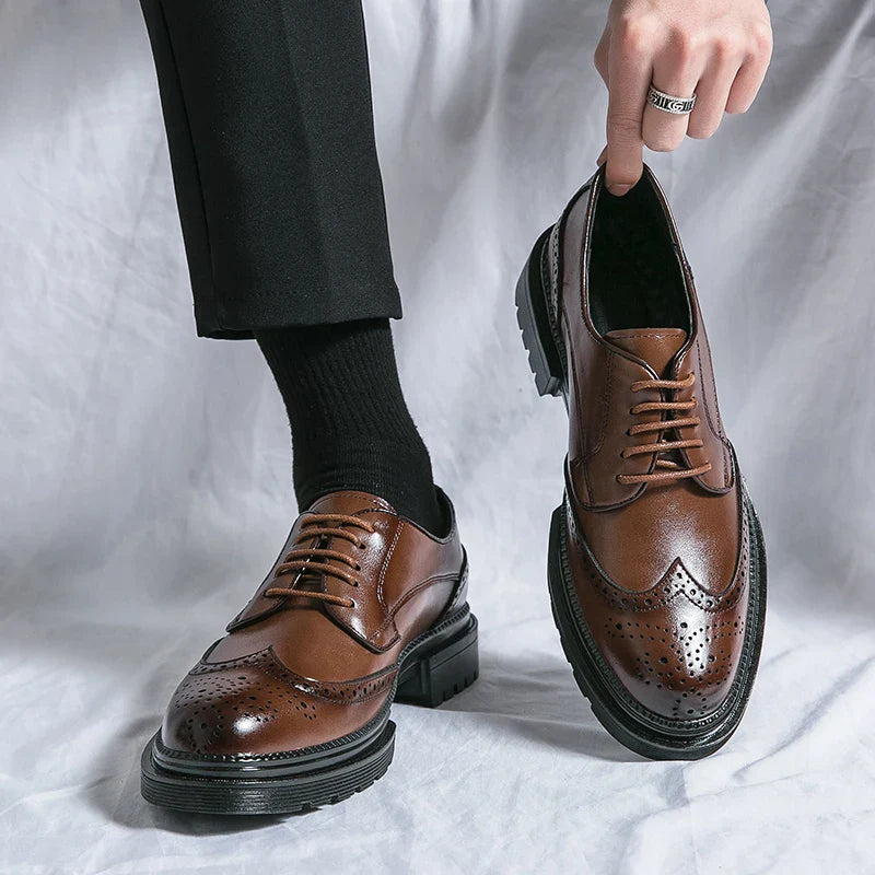 CALORA_ Zwarte Leren Formele Loafers voor Heren met Brogue Detail en Stevige Zool
