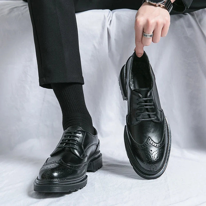 CALORA_ Zwarte Leren Formele Loafers voor Heren met Brogue Detail en Stevige Zool